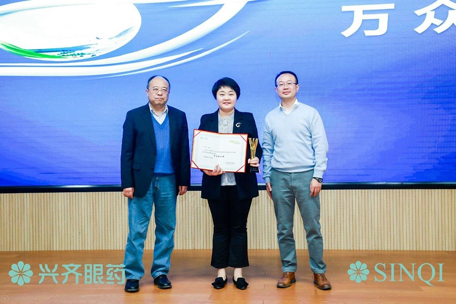 史伟云教授(左一)与黄钰森教授(右一)共同为亓晓琳医师颁发万众瞩目